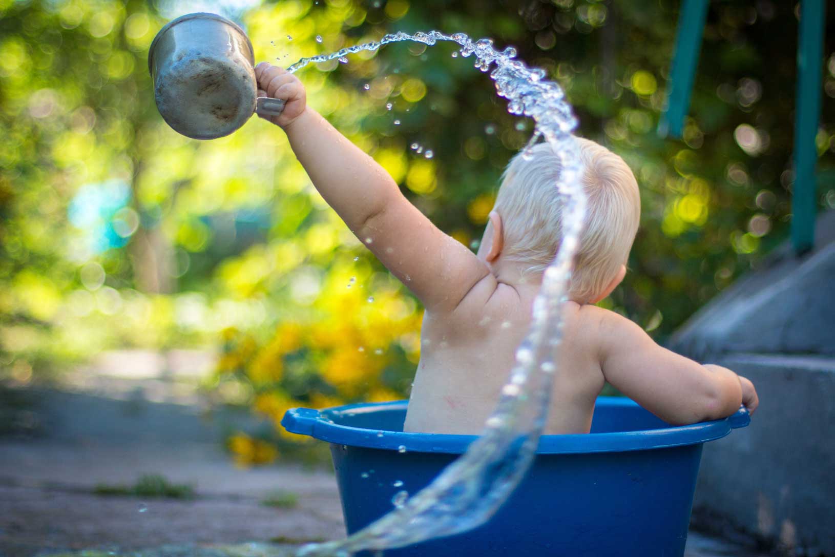 水遊びする赤ちゃん