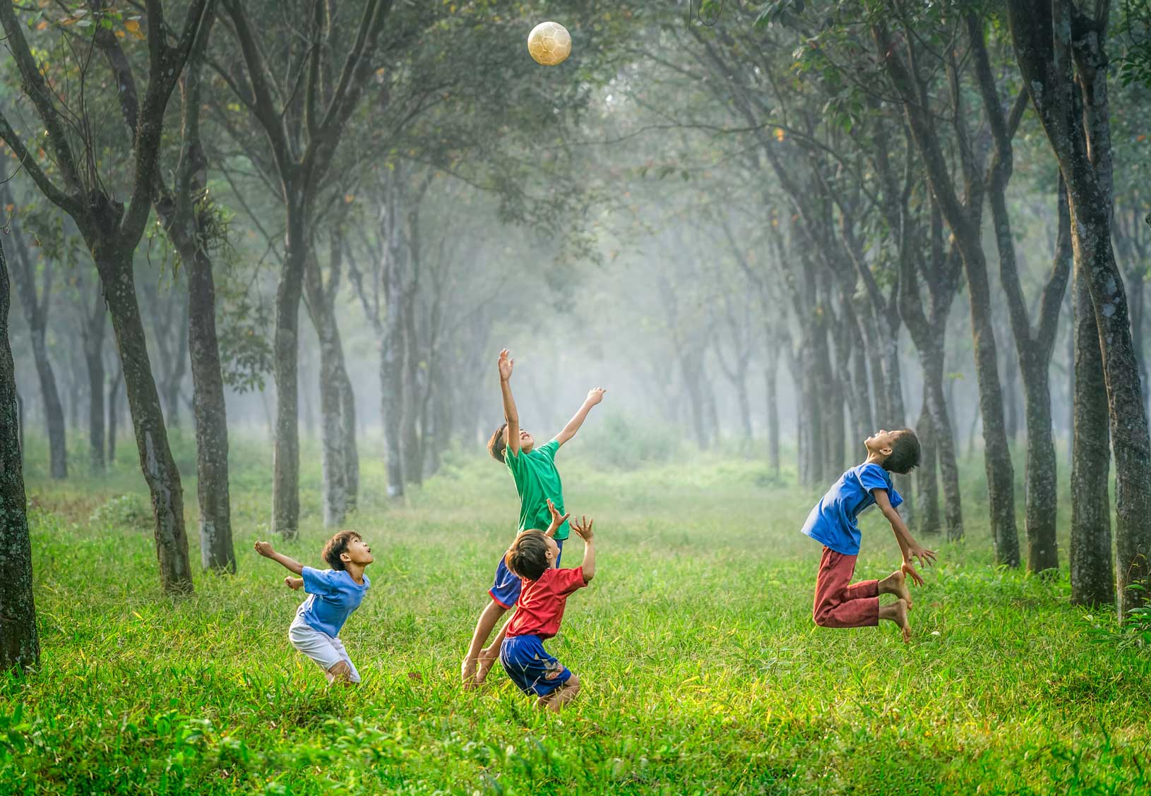 ボールで遊ぶ子供たち