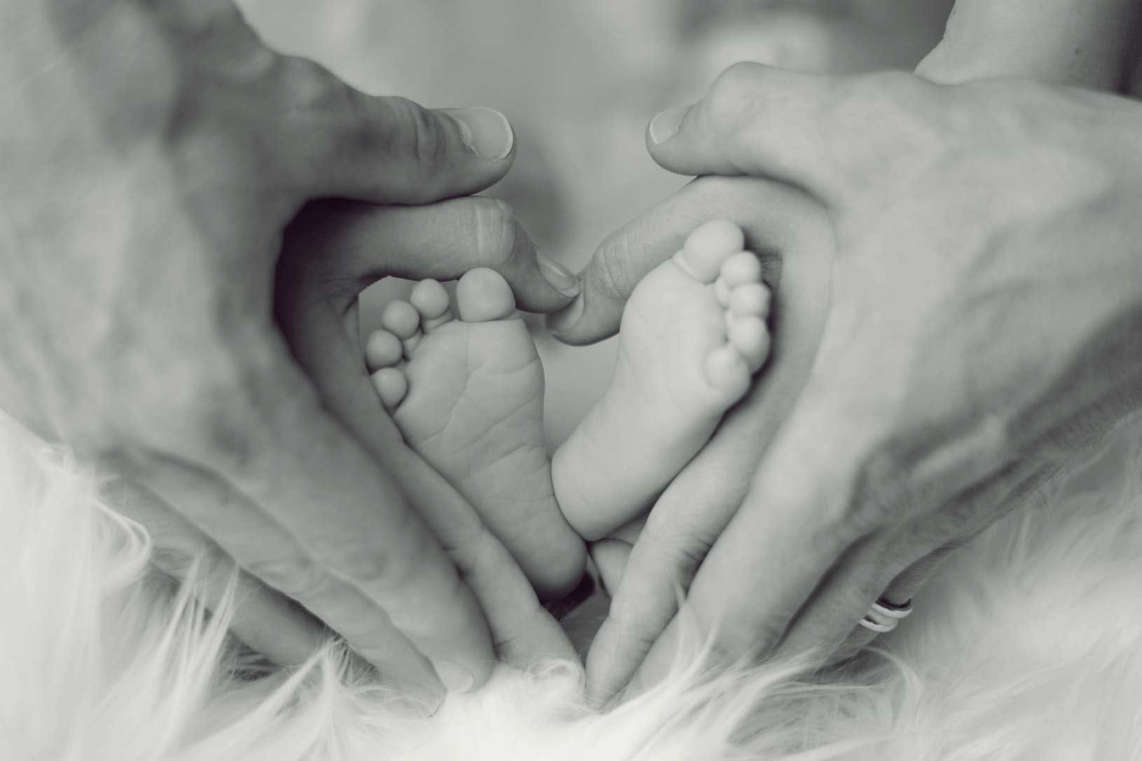 赤ちゃんの足と両親の手