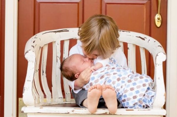 男の子と赤ちゃん